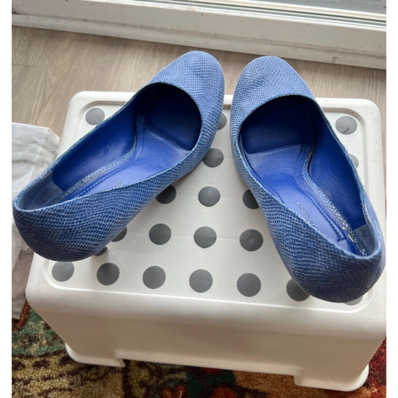 BCBG Generation Blue Leather Pumps Sz 8 /38 Kitten heel Almond shape Carrier - Picture 3 of 10